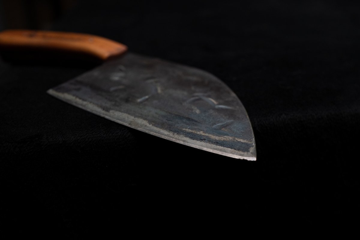 Kompaktes, handliches Jagdmesser für perfekten Fleischgenuss - der ideale Begleiter für jeden Grillabend und BBQ-Enthusiasten