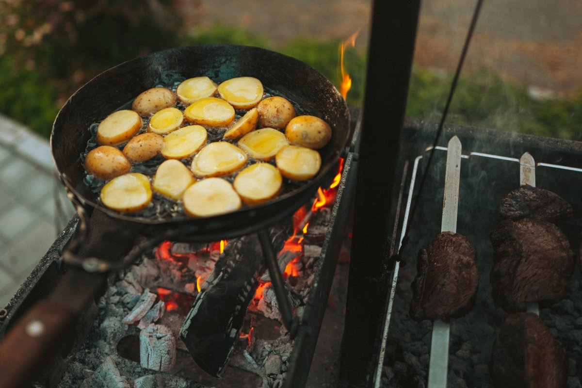 Handgeschmiedete Bratpfanne für vielseitige Nutzung - auch auf Induktionsherden geeignet. Perfekt für Fleisch, Gemüse, etc.