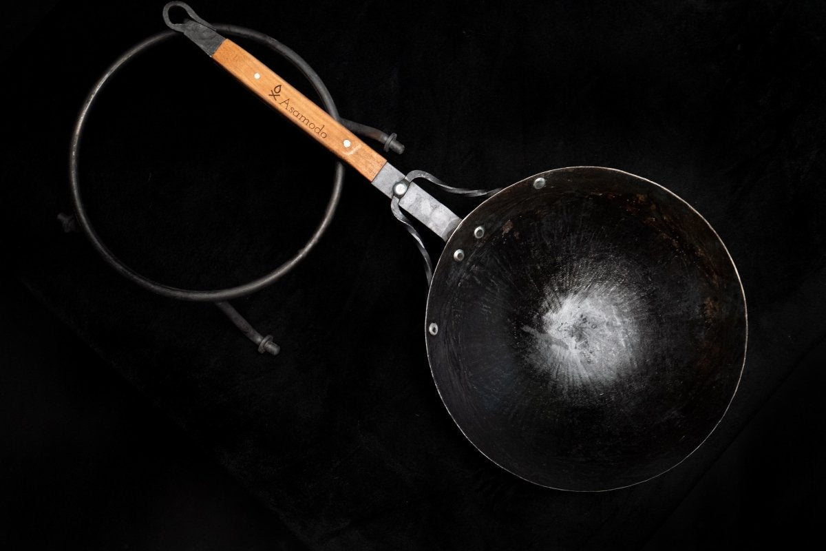 Wok-Pfanne mit Aufsatz - Perfekt für vielseitiges asiatisches Kochen auf dem Holzkohlegrill und Asado-Grill!