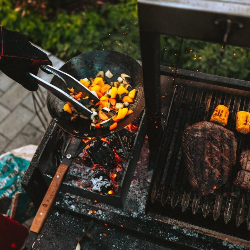 Wok-Pfanne mit Aufsatz - Perfekt für vielseitiges asiatisches Kochen auf dem Holzkohlegrill und Asado-Grill!