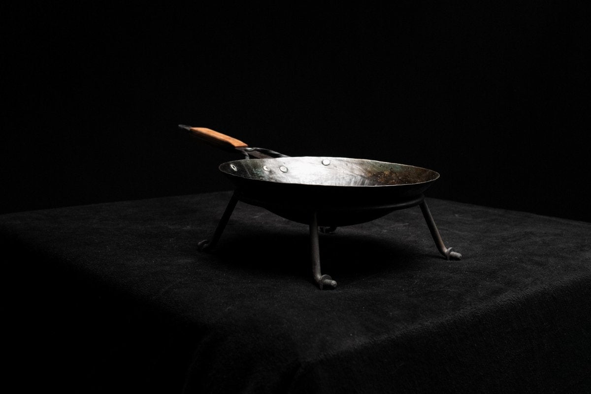 Wok-Pfanne mit Aufsatz - Perfekt für vielseitiges asiatisches Kochen auf dem Holzkohlegrill und Asado-Grill!